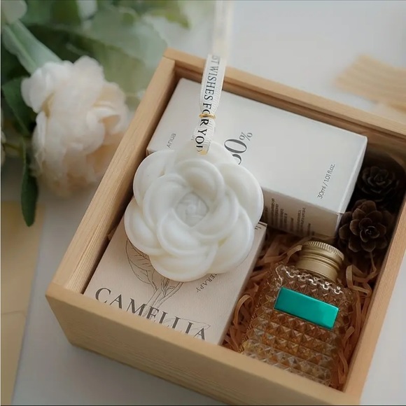 NIB Camellia Fragrance Wax Pendant - Picture 7 of 9